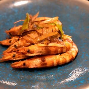 GAMBONES SALTEADOS CON SALSA SATAY