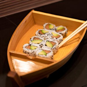 URA MAKI DE SALMÓN Y AGUACATE