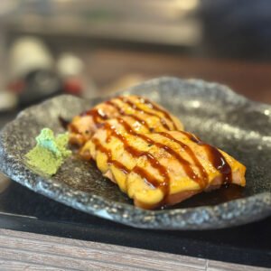 NIGUIRI DE SALMÓN FLAMEADO