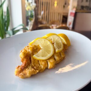 POLLO REBOZADO CON SALSA DE LIMÓN